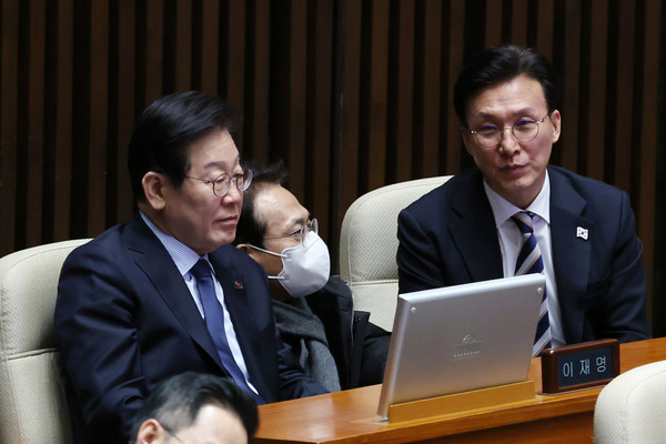 ▲ 이재명(왼쪽) 더불어민주당 대표가 3일 오후 서울 여의도 국회에서 열린 제422회 국회(임시회) 제1차 본회의에서 김민석(오른쪽) 최고위원, 박선원 의원과 대화하고 있다. /뉴시스