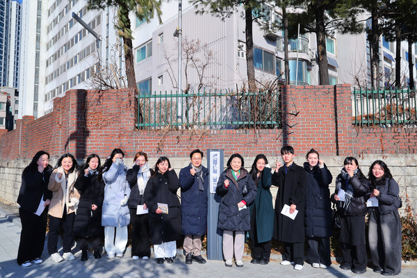 ▲ 상일동아 아파트 앞 사거리에서 박춘선 부위원장, 한휘진 현장민원담당관과 인턴 학생 11명의 단체사진.