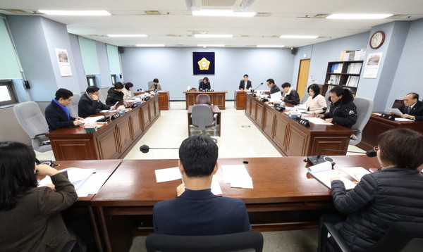 ▲ 4일 진행된 성북구의회 운영위원회 회의 모습.