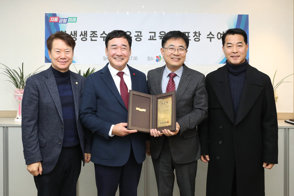 ▲ 학교 체육 유공 표창 수상 기념촬영 모습.