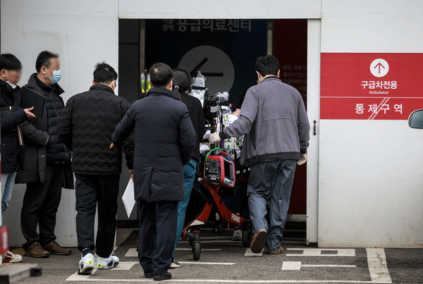 ▲ 지난달 16일 서울시내 한 대학병원 응급의료센테로 환자가 이송되고 있는 모습. /뉴시스