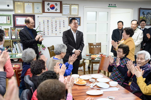 ▲ 이재준 수원시장이 청구2차아파트 경로당 어르신들과 이야기를 나누고 있다.