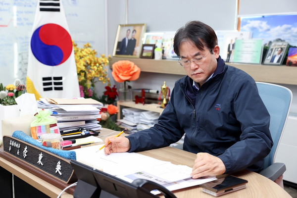 ▲ 착수보고회 자료를 검토 중인 이동환 고양특례시장.