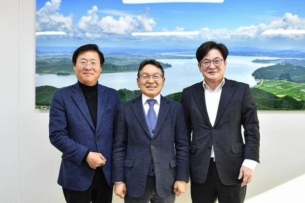 ▲ (왼쪽부터)김영호 재난관리평가단 반원, 이준수 재난관리평가단 반장, 김병수 김포시장.