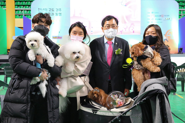 ▲ 경주시가 문체부·한국관광공사 주관 ‘2025 반려동물 친화관광도시’ 공모에 최종 선정된 가운데, 주낙영 경주시장이 반려인들과 기념촬영을 하고 있는 모습.