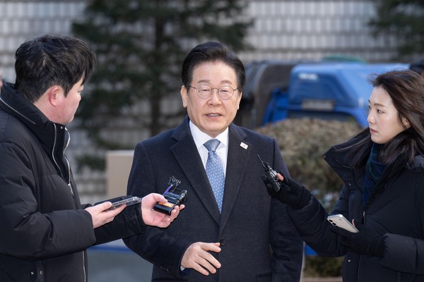 ▲ 이재명 더불어민주당 대표가 지난 4일 서울 서초구 서울중앙지법에서 열린 '대장동·위례·성남FC·백현동 의혹' 관련 특정범죄가중처벌등에관한법률위반(뇌물) 혐의 공판에 출석하고 있다. /뉴시스