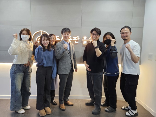 ▲ 도서출판 홀수 관계자 단체사진.