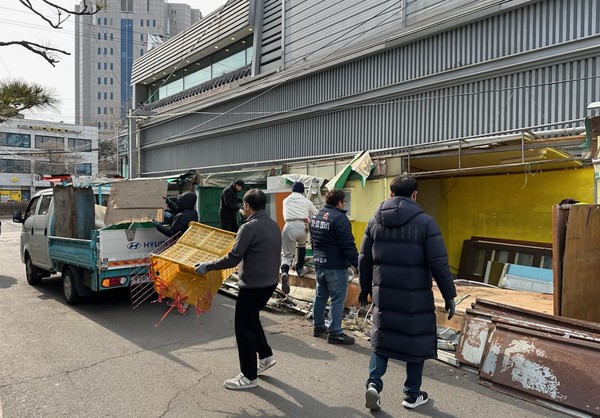▲ 미추홀구 석바위시장 인근 불법 노점 행정대집행 철거 진행 모습.