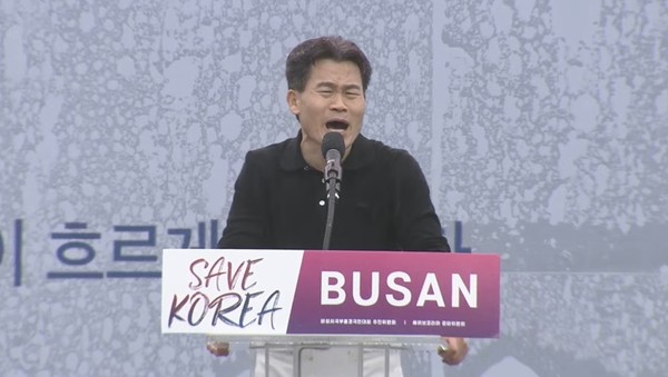 ▲ 지난 1일 오후 부산역 광장에서 열린 세이브코리아 주최 집회의 연사로 나선 한국사 강사 전한길씨가 비상계엄은 계몽령이라고 주장하고 있다. (사진=세계로교회 유튜브 캡처) /뉴시스