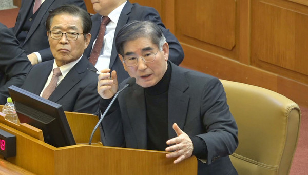 ▲ 김용현 전 국방부장관이 지난달 23일 서울 종로구 헌법재판소에서 열린 대통령 탄핵심판 4차 변론기일에 증인으로 출석해 질문에 답변하고 있다. (사진=헌법재판소 제공) /뉴시스