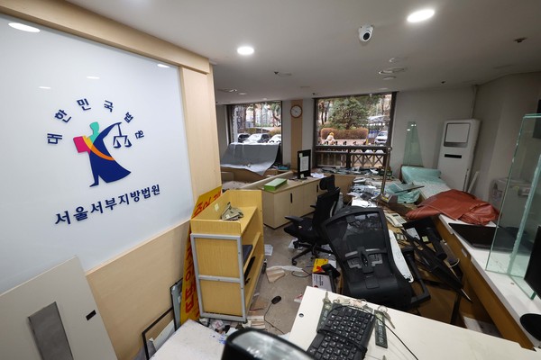 ▲ 지난달 19일 오후 서울 마포구 서울서부지방법원에 윤석열 대통령 지지자들의 난입으로 파손된 시설물들과 집기 모습. /뉴시스