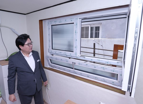 ▲ 박일하 구청장이 지난해 7월 9일 서울 동작구 신대방1동 지하주택에서 저층 주거지 장마철 수해예방을 위해 개발한 '개폐형 차수 방범창' 디자인 시범설치 현장 점검을 하고 있다.