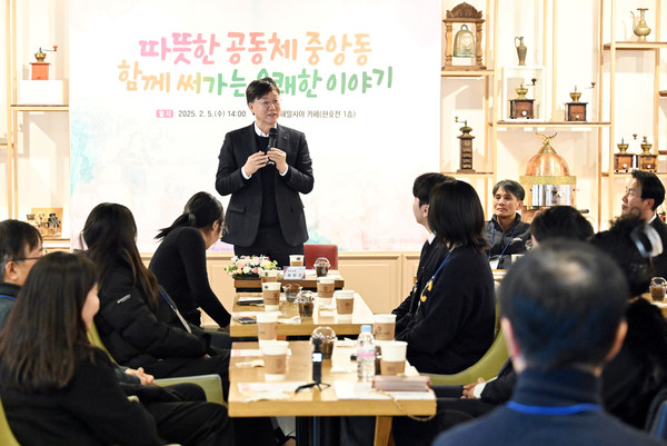 ▲ 이민근 안산시장이 '따뜻한 중앙동과 함께 써가는 유쾌한 이야기'를 진행하고 있다.