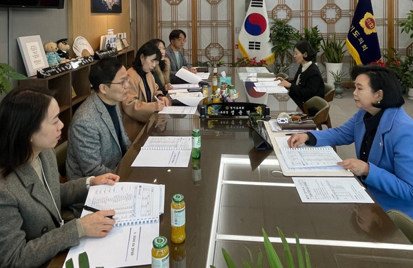 ▲ 2025년 의회사무처 업무보고받는 정윤경 부의장.