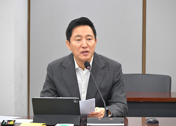 ▲ 오세훈 서울시장이 7일 오전 열린 ‘AI와의 동행’을 위한 정례간부회의에서 모두발언 하고 있다.