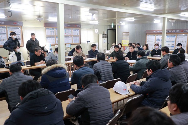 ▲ 이상일 용인특례시장이 지난 1월 18일 경남아너스빌 디센트 건설 현장을 방문해 공사관계자와 입주예정자들이 참석한 회의를 주재하고 있다.