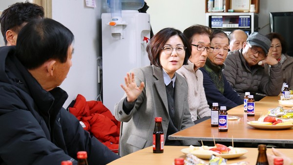 ▲ 김보라 안성시장 관내 경로당 방문 모습.