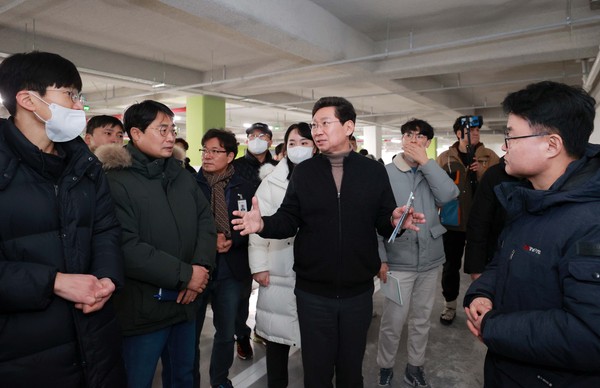 ▲ 이상일 용인특례시장이 지난 1월 18일 경남아너스빌 디센트 건설 현장을 방문해 누수가 지적된 지하 주차장을 둘러보고 있는 모습.
