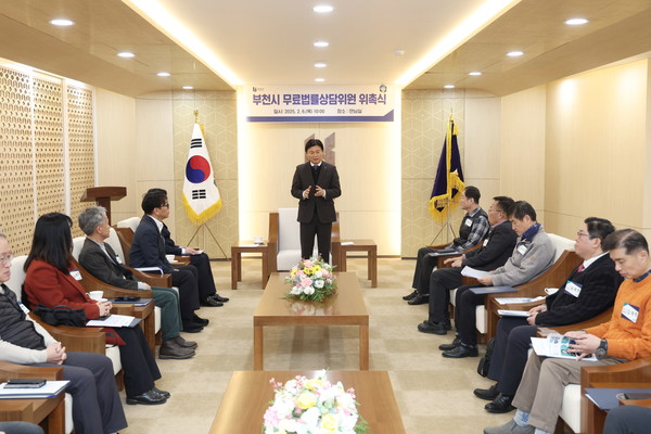 ▲ 조용익 부천시장이 무료법률상담위원들과 앞으로의 법률상담 방향성에 대해 이야기하고 있다.