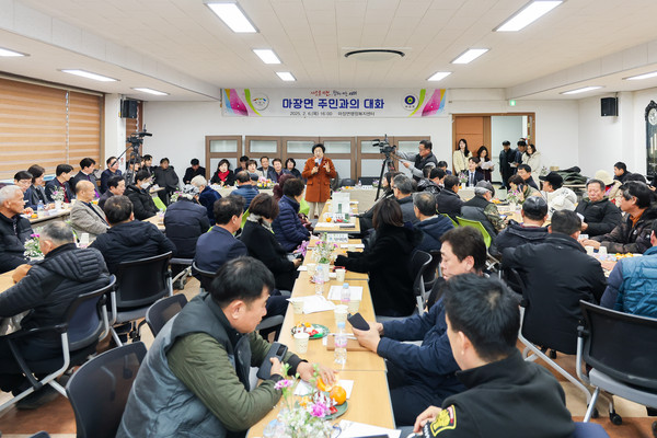 ▲ 김경희 이천시장이 마장면 '주민과의 대화'를 진행하고 있다.