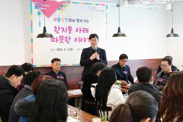 ▲ 이민근 안산시장이 와동 상인들과 이야기를 나누고 있다.