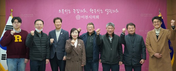 ▲ 화훼간담회 단체 기념촬영 모습.