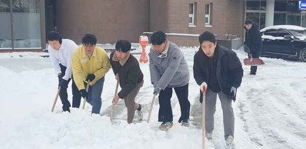▲ 평택시의회, 의원과 직원이 함께하는 제설작업.