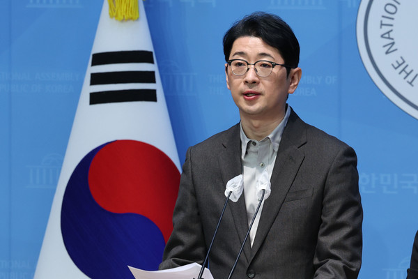 ▲ 민주당 카톡 검열 고발 관련 기자회견 하는 주진우 의원. /뉴시스