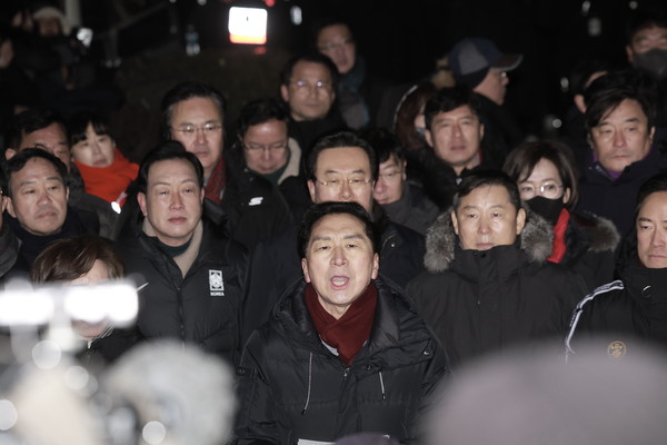 ▲ 김기현 국민의힘 의원을 비롯한 소속 의원들이 15일 서울 용산구 대통령 관저 앞에 모인 취재진에게 입장을 밝히고 있다. /뉴시스