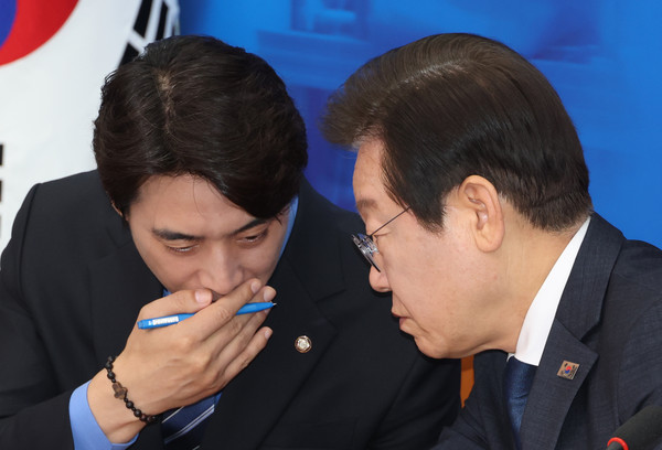 ▲ 대화하는 이재명 대표-한준호 최고위원. /뉴시스