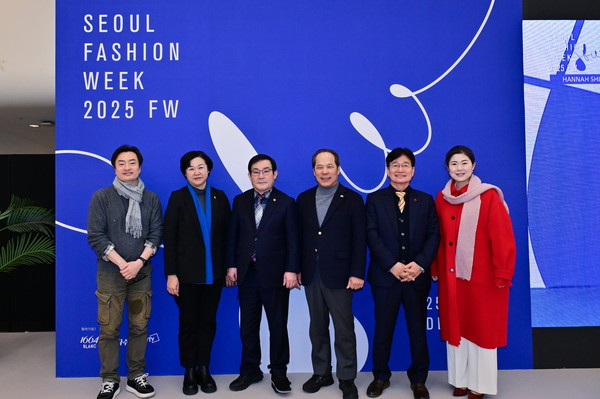 ▲ 구미경 의원(오른쪽 첫번째)이 행사에 참석하여 기획경제위원회 의원들과 기념촬영을 하고 있다.