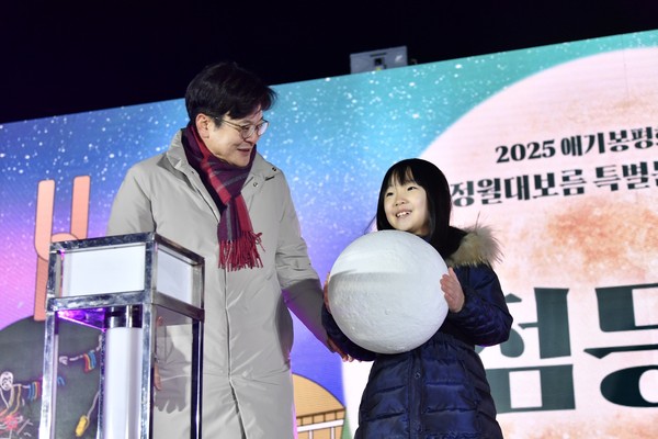 ▲ 정월대보름 특별무대에 선 어린이의 목소리에 귀기울이는 김병수 김포시장.