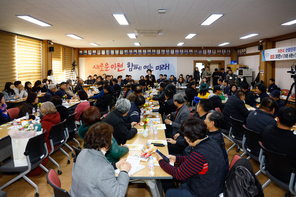 ▲ 김경희 이천시장이 백사면 주민과 소통하고 있다.