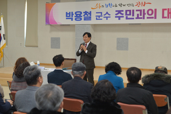 ▲ 박용철 강화군수가 양도면 주민들과 소통하고 있다.