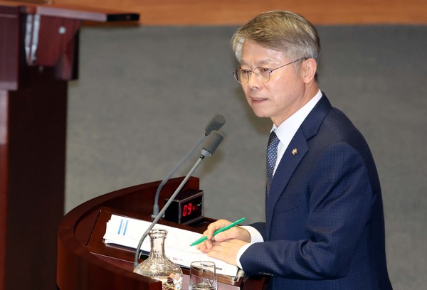 ▲ 민형배 더불어민주당 의원이 지난달 23일 오후 서울 여의도 국회에서 열린 제421회국회(임시회) 제2차 본회의 서울서부지방법원 불법적폭동사태관련긴급현안질문에서 발언을 하고 있다. /뉴시스