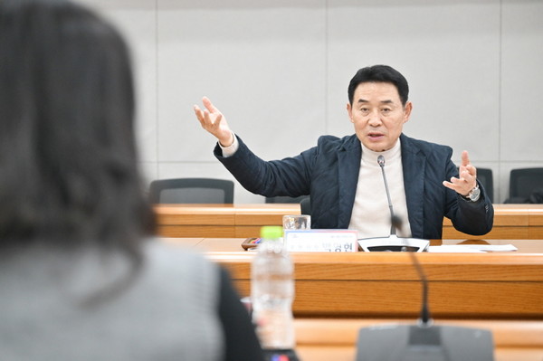 ▲ 백영현 포천시장이 관내 학부모들과 의견을 나누고 있다.