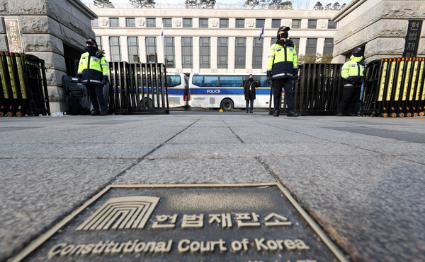 ▲ 10일 오전 서울 종로구 헌법재판소 앞에서 경찰이 경계 근무를 서고 있다. /뉴시스