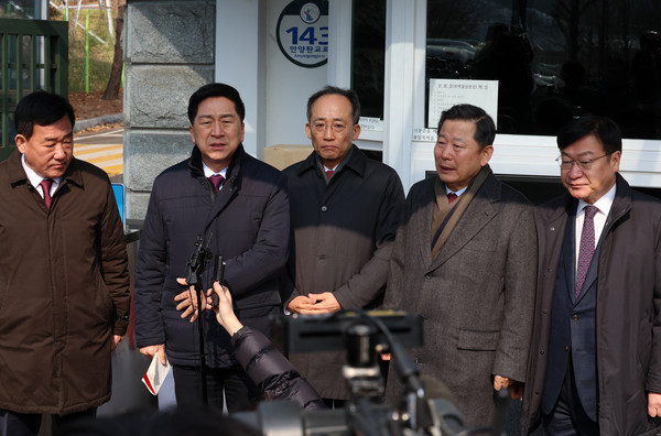 ▲ 국민의힘 박성민(왼쪽부터), 김기현, 추경호, 이철규, 정점식 의원이 윤석열 대통령 접견을 마친 후 접견 관련 내용을 취재진에게 전하고 있다. /뉴시스