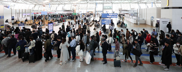 ▲ 설 연휴를 하루 앞둔 지난달 24일 인천국제공항 출국장에서 여행객들이 항공기 탑승 수속을 밟기 위해 줄을 서고 있다. /뉴시스