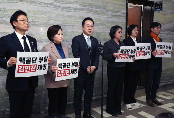 ▲ 더불어민주당 박성준 원내수석부대표와 정진욱 의원, 정춘생 조국혁신당 의원, 정혜경 진보당 의원, 용혜인 기본소득당 대표, 한창민 사회민주당 대표가 10일 서울 여의도 국회 의안과에서 김민전 국민의힘 의원 제명촉구 결의안을 제출한 뒤 취재진에 입장을 밝히고 있다. /뉴시스