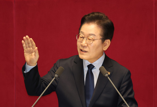 ▲ '상대방 비판 그만' 손짓하는 이재명 대표. /뉴시스