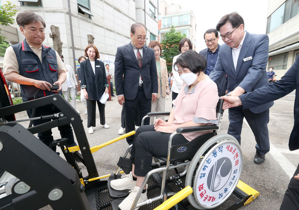 ▲ 박일하 구청장이 2023년 5월 18일 동작행복카 운행 기념 시승식에서 한 승객의 탑승을 도와주고 있다.