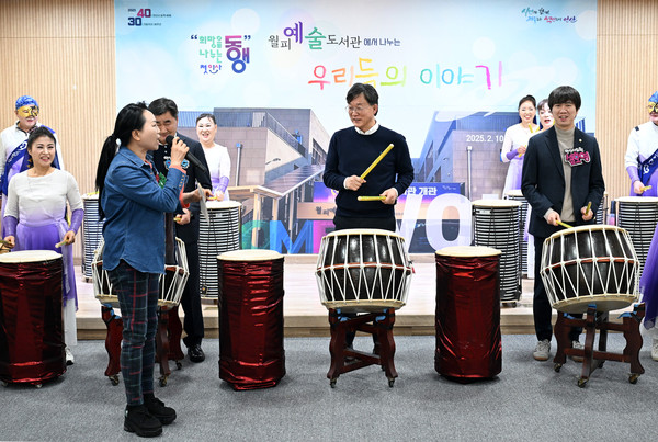 ▲ 이민근 안산시장(가운데)이 '희망을 나누는 첫인사, 동행' 월피동 난타 공연자들과 함께 공연에 참여하고 있다.