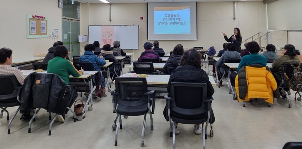 ▲ 평택시 송탄보건소 고혈압·당뇨병 표준화 상설 교육 운영 모습.평택시 송탄보건소가 오는 3월부터 만성질환 고위험군 대상으로 ‘고혈압·당뇨병 표준화 상설 교육’을 운영한다고 밝혔다.질병관리청 통계(2023)에 따르면, 심장질환 사망률 10만명당 64.8명, 뇌혈관질환 사망률 10만명당 47.3명으로 높은 사망 원인을 차지하며, 고혈압·당뇨병 등 선행질환의 영향이 크므로 적정 관리가 중요하다.또한, 평택시 지역사회건강조사(2023)에 따르면, 고혈압 진단 경험률(21.9%), 당뇨병 진단 경험률(10.9%)로 전년 대비 소폭 증가했으며, 경기도 수준보다 높은 지표이므로 지역사회 내 체계적인 만성질환관리를 요하는 실정이다.이에, 송탄보건소에서는 3월부터 교육 전담 인력(간호사·영양사·운동처방사)을 구성해, 경기도 광역교육센터의 표준화된 교육자료를 통해 격월로 고혈압 및 당뇨병을 주제로 운영하고, 각각의 질환에 대해 ▲ 질환 이해 ▲ 영양 관리 ▲ 운동 실천 교육을 매달 2, 3, 4번째 목요일마다 오후 2시부터 3시 30분까지 무료로 제공할 계획이다.송탄보건소 관계자는 “고혈압·당뇨병 표준화 교육 신청은 보건소 건강상담실(031-8024-7298)에서 상시 접수받고 있으며, 교육 수료 시에 합병증 예방관리 차원의 혈액검사(1회)를 무료로 지원해 드리고 있고, 이 교육에 참여함으로써 만성질환에 대한 이해 및 식이·운동 등 자가관리 능력을 향상시킬 수 있을 것”이라고 전했다.Tag저작권자 © 산경일보 무단전재 및 재배포 금지안명옥 기자안명옥 기자다른기사 보기 관련기사댓글 0로그인産經日報내용권리침해, 욕설 및 특정 대상을 비하하는 내용을 게시할 경우 이용약관 및 관련법률에 의해 제해될 수 있습니다. 공공기기에서는 사용 후 로그아웃 해주세요.0 / 400 등록