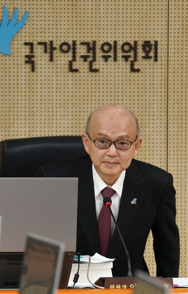 ▲ 안창호 국가인권위원회 위원장이 지난 10일 서울 중구 국가인권위원회에서 열린 '국가인권위원회 2차 전원위원회'에 참석하고 있다. /뉴시스