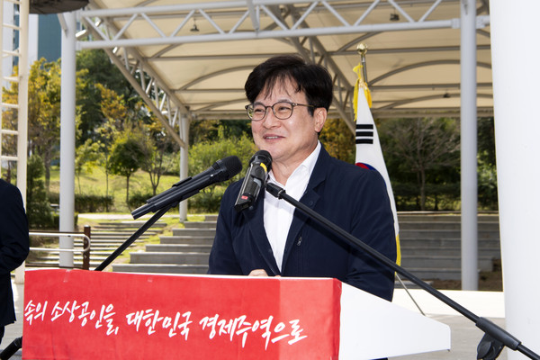 ▲ 소상공인 우수상품 판매전에서 인사말을 하고 있는 김병수 김포시장.