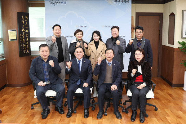 ▲ 안산시의회 박태순 의장이 10일 의장실에서 안산시소상공인연합회 임원진과 신년간담회를 가졌다. 사진은 간담회를 마치고 기념촬영에 임하고 있는 참석자들의 모습.