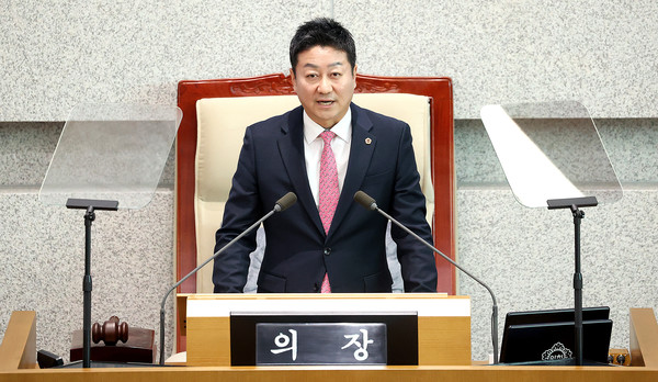 ▲ 김진경 의장이 제382회 임시회 제1차 본회의 개회사를 전했다.