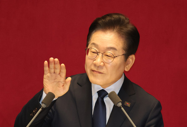 ▲ ‘상대방 비판 그만’ 손짓하는 이재명 대표. /뉴시스