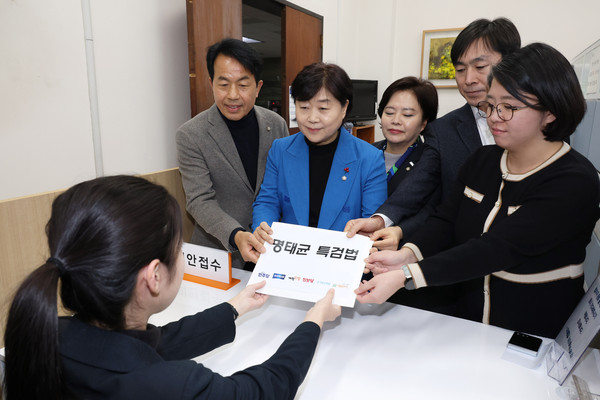 ▲ 야6당 의원들이 11일 오후 서울 여의도 국회에서 명태균 특검법을 의안과에 접수하고 있다. /뉴시스